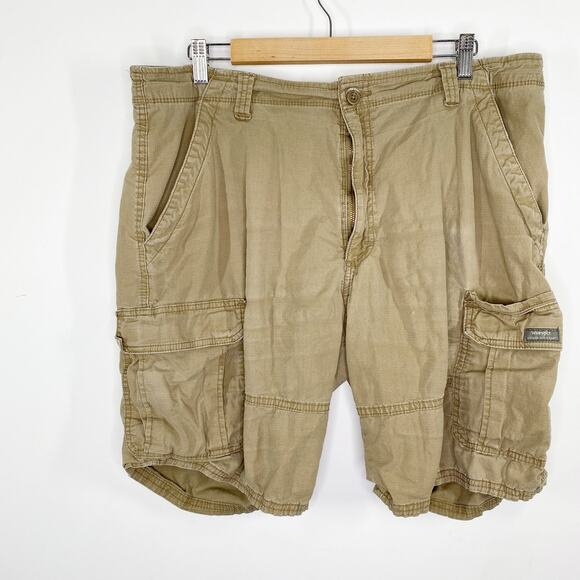 Wrangler Relaxed Fit Khaki Tan Cotton Blend Cargo Shorts Men's Size 38 - Picture 1 of 8